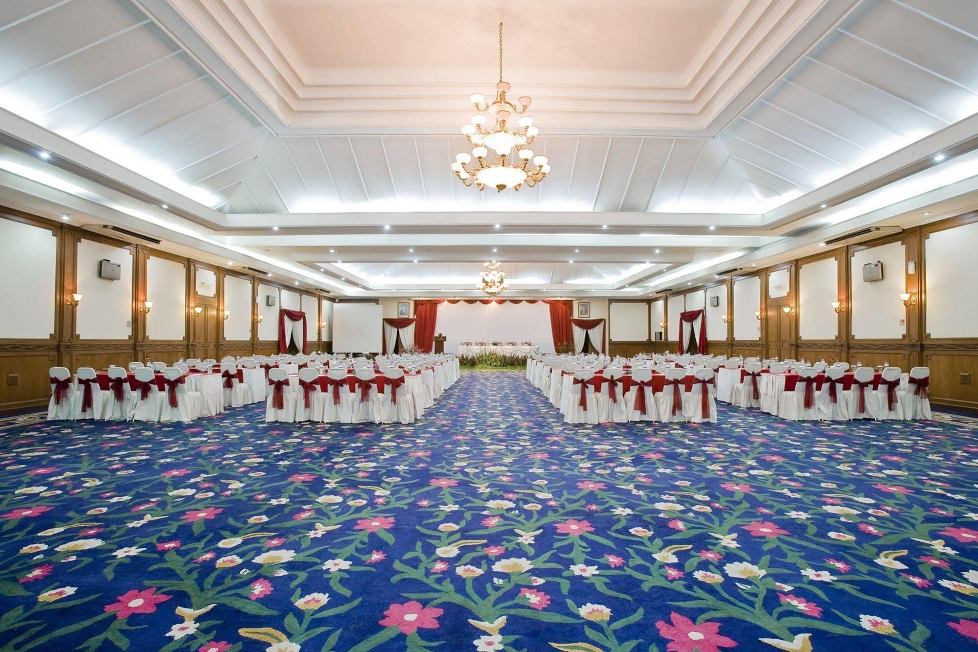 Grand Legi Hotel Mataram Luaran gambar