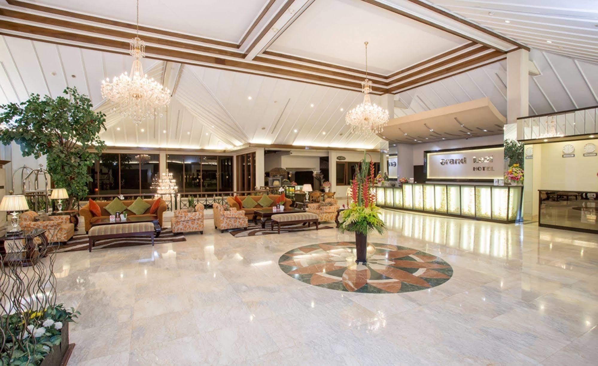 Grand Legi Hotel Mataram Luaran gambar